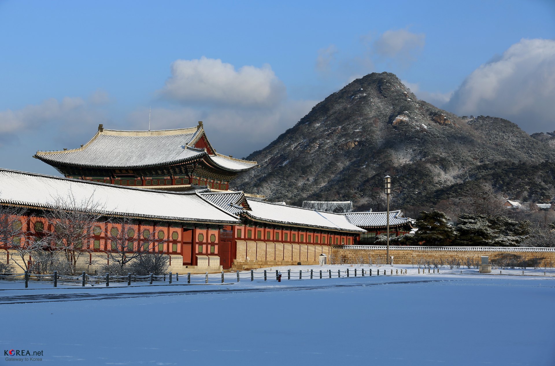 積雪的景福宮屋頂與宮門