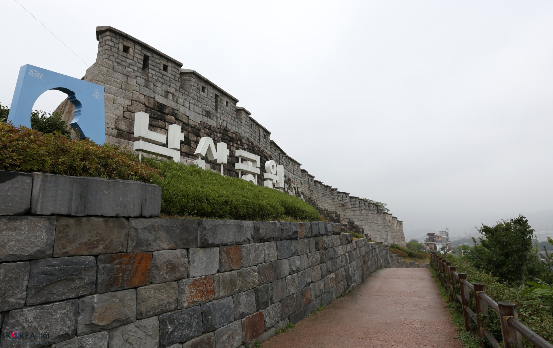 駱山城郭旁的步道