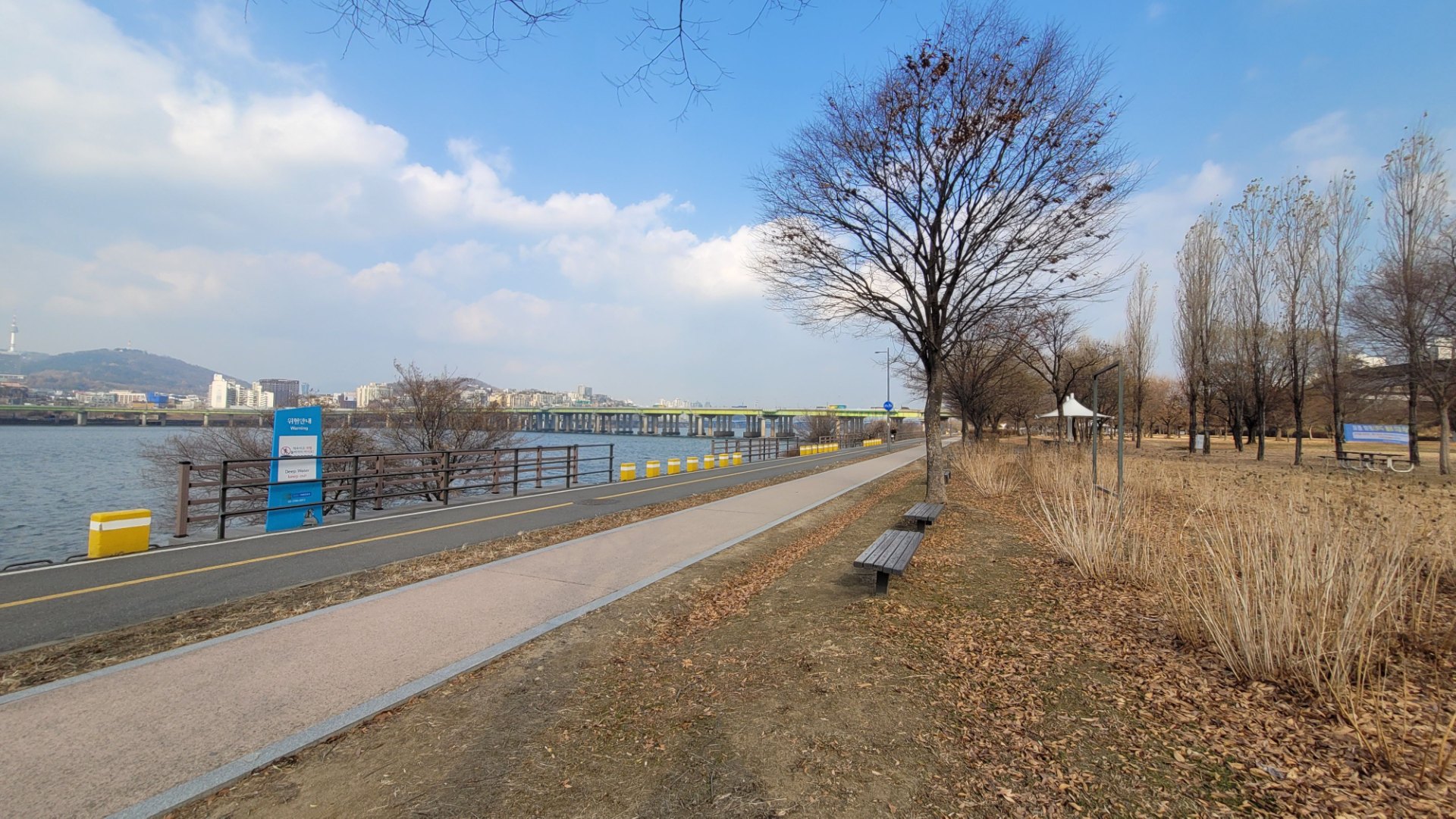 A riverside path at Jamwon Hangang Park in winter