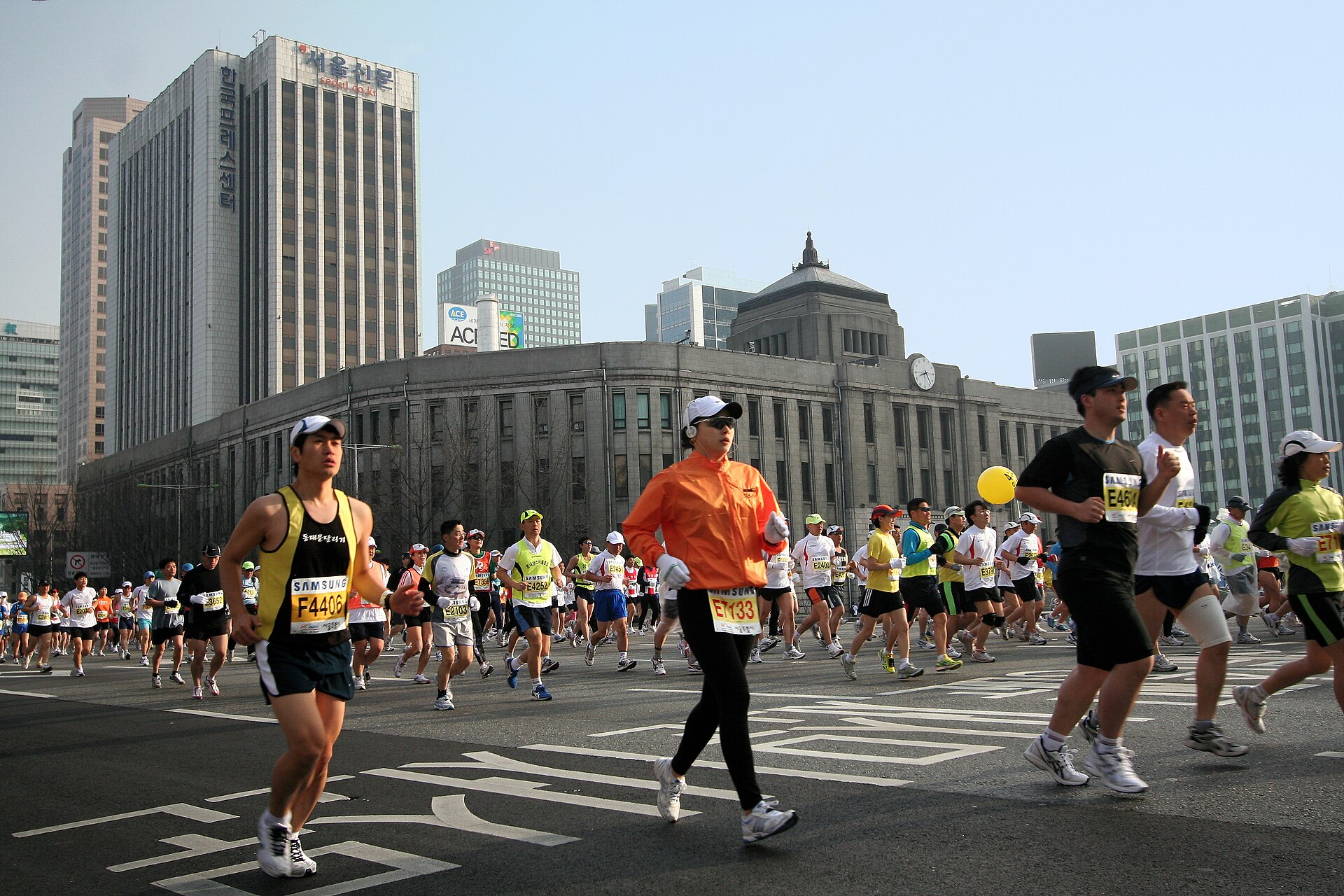 Marathon runners passing Seoul City Hall