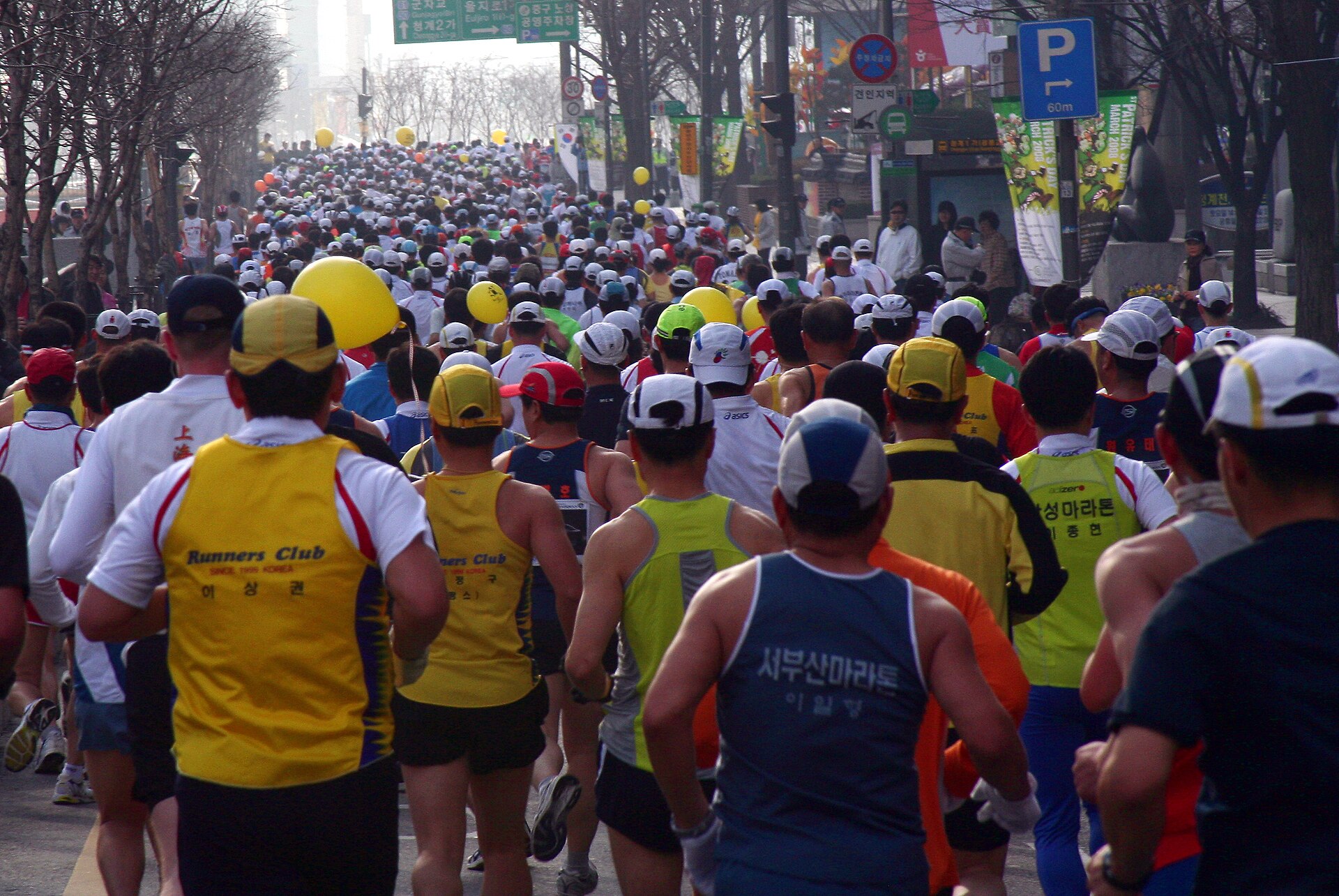 The crowd at a marathon start