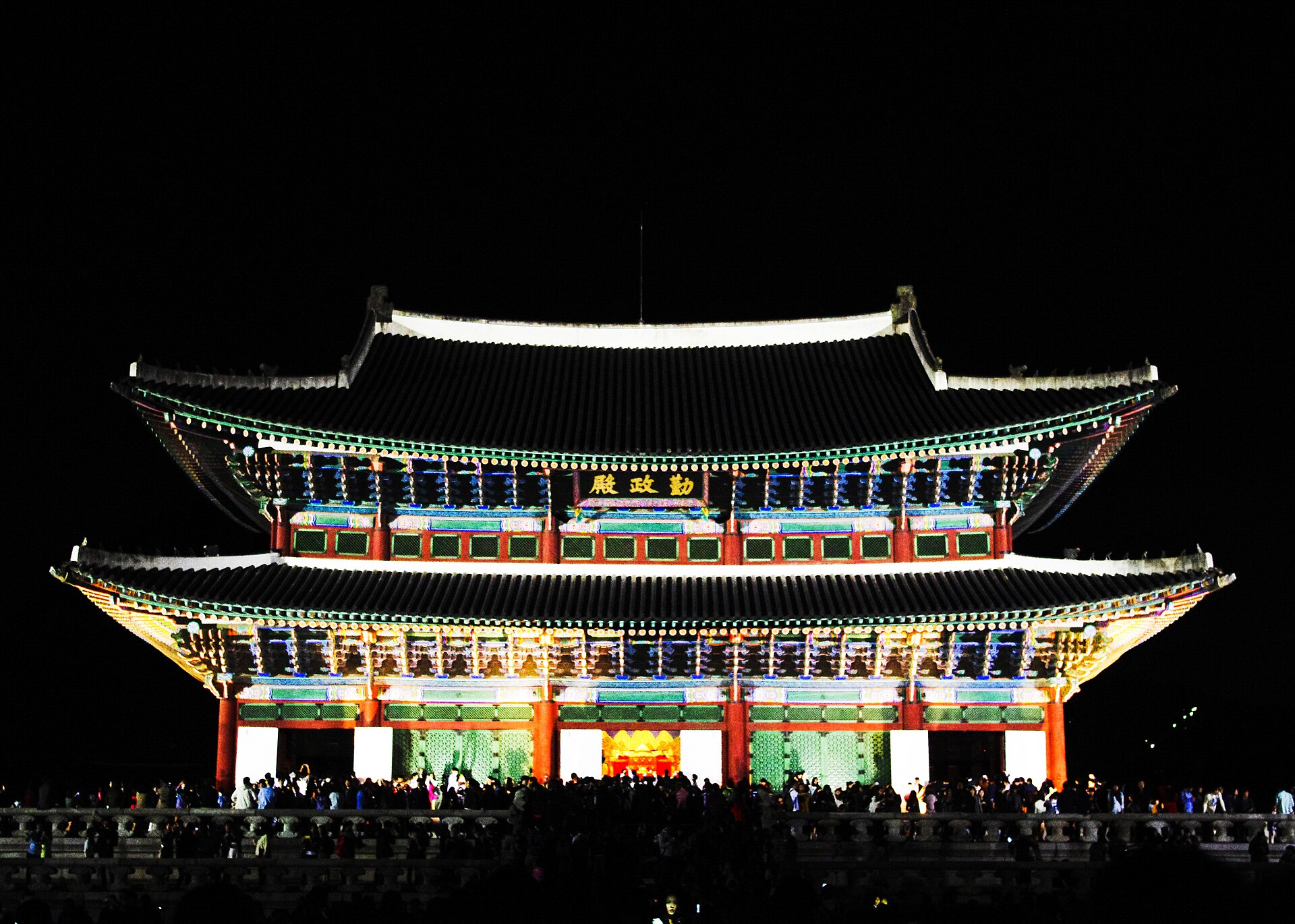 Geunjeongjeon Hall at Gyeongbokgung lit up at night