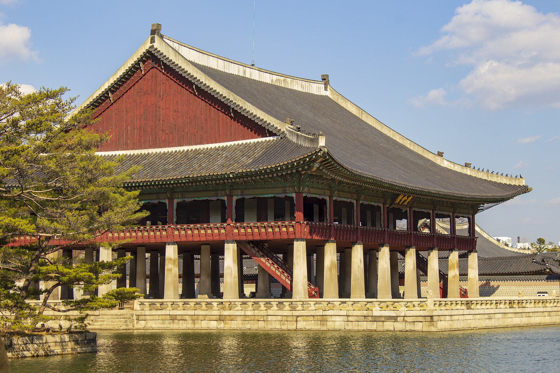 Gyeonghoeru pavilion at Gyeongbokgung in daylight