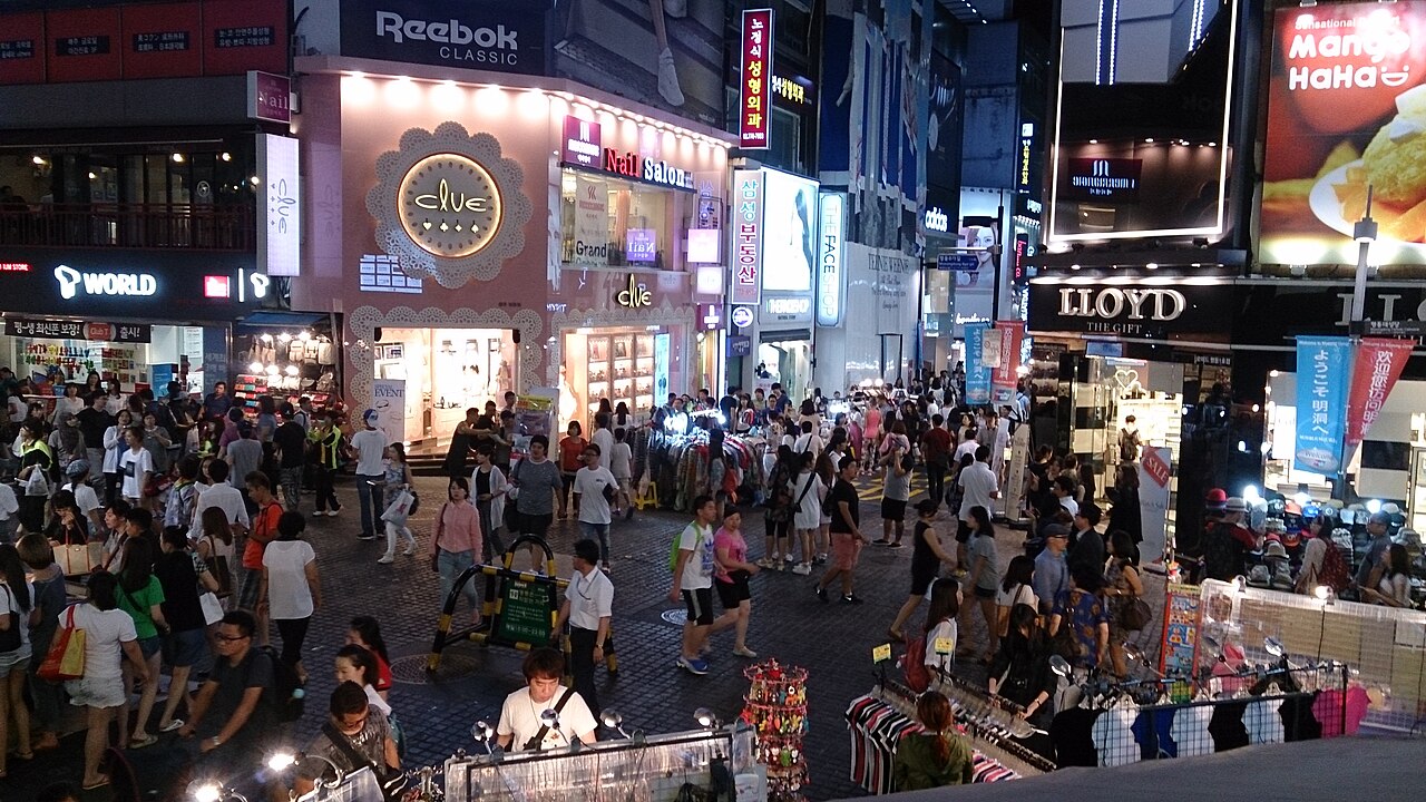 眼鏡店密集的首爾明洞街道