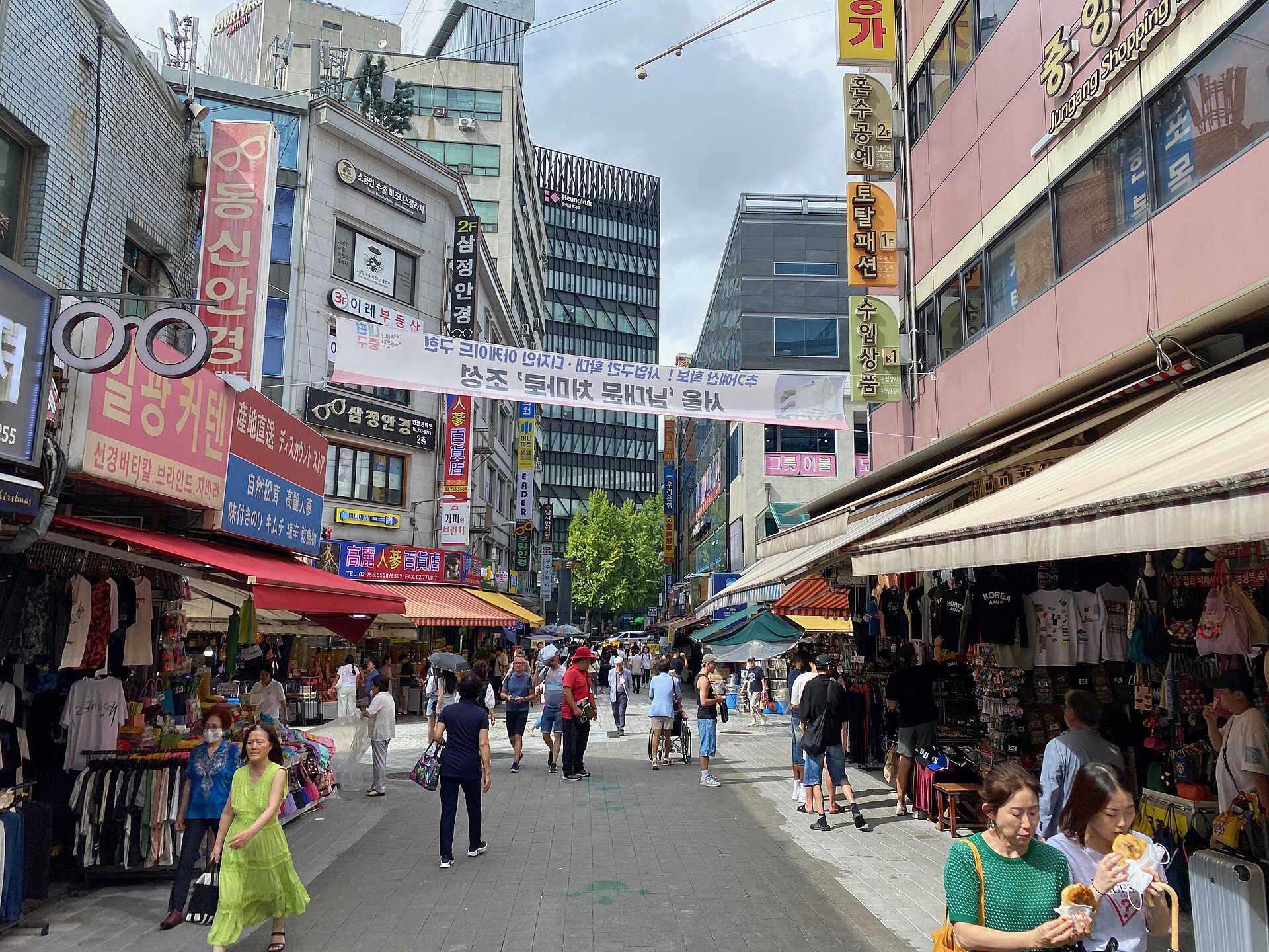 南大門市場的街道,市場一角聚集了眼鏡店