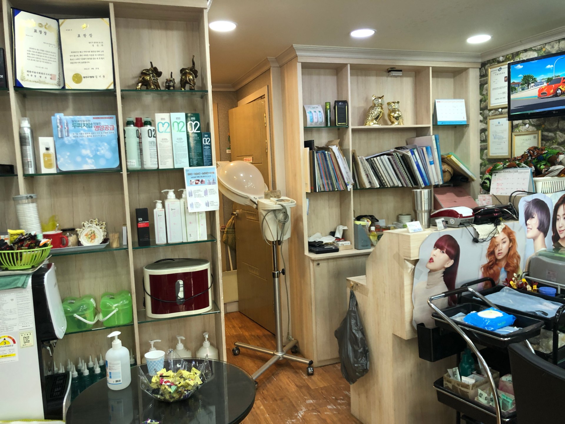 美容室の店内と施術チェア