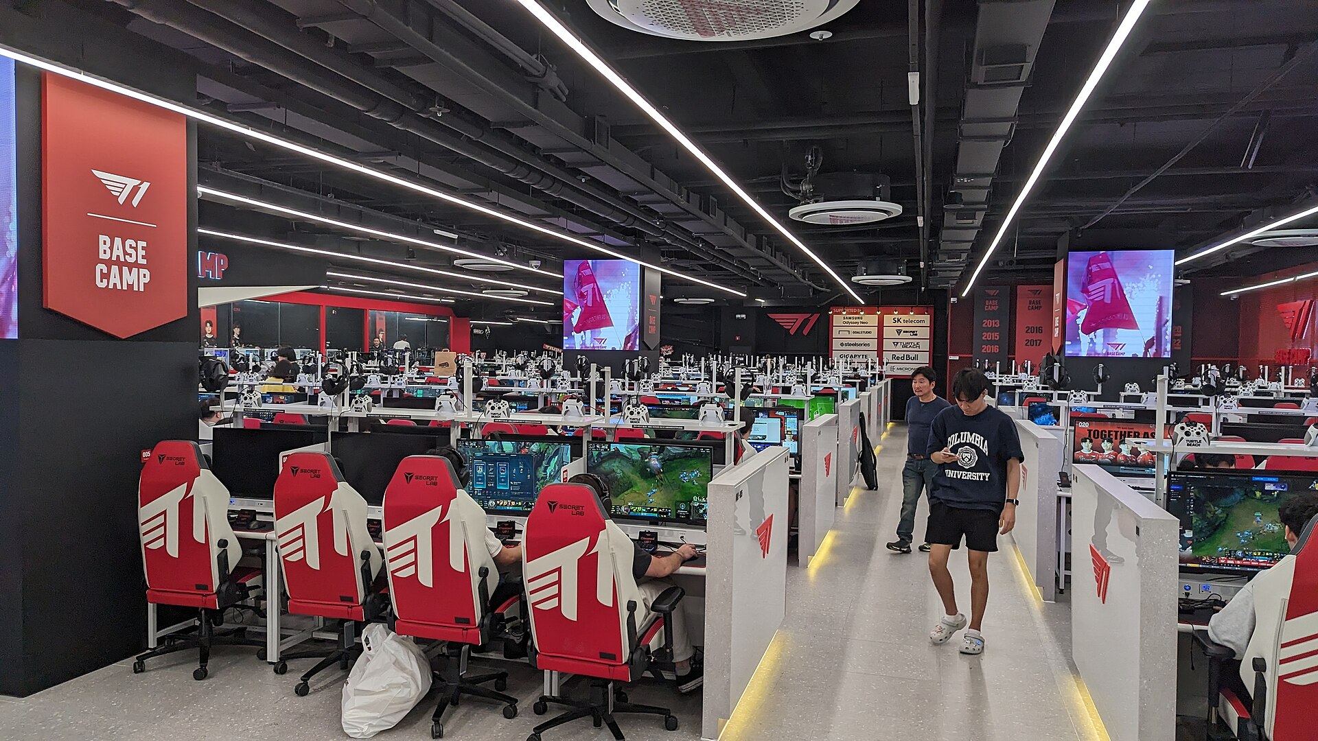 T1 Base Camp店內,以紅黑為基調的網咖座位