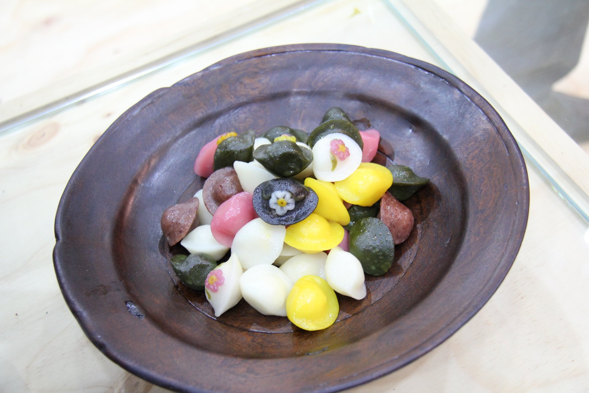 秋夕に食べる半月形の餅、松片(ソンピョン)