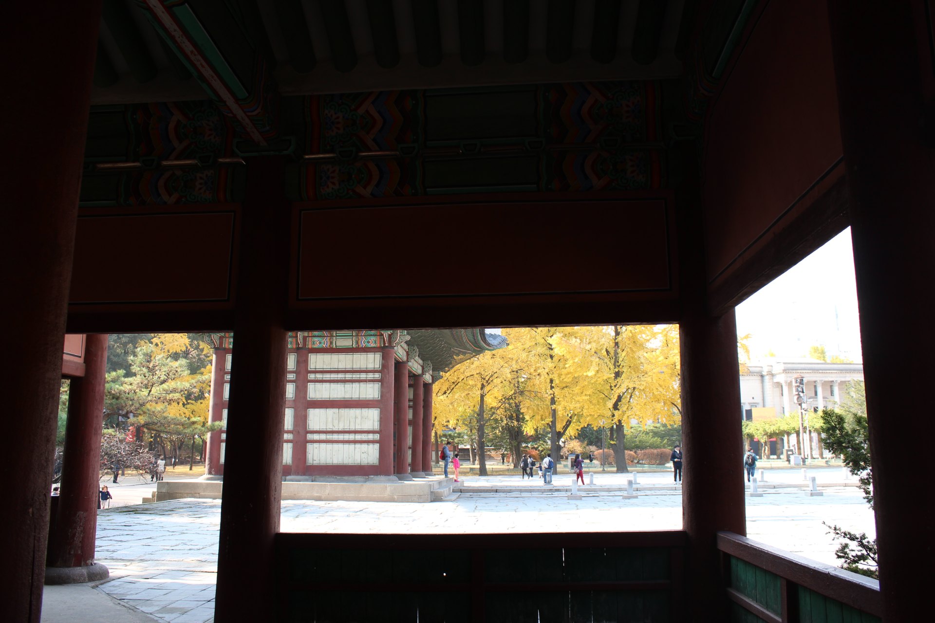 秋の徳寿宮石垣道