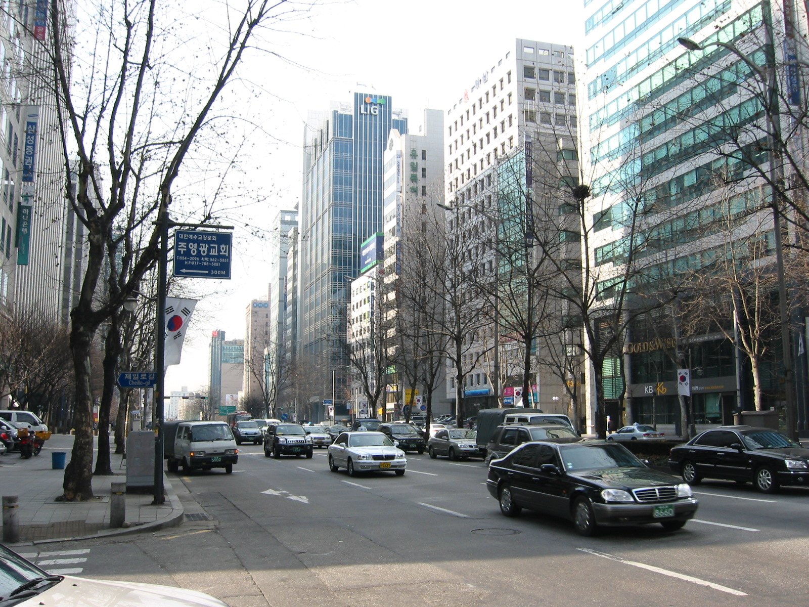 在明洞等鬧區的便利商店也能找到ATM。照片: Wikimedia Commons