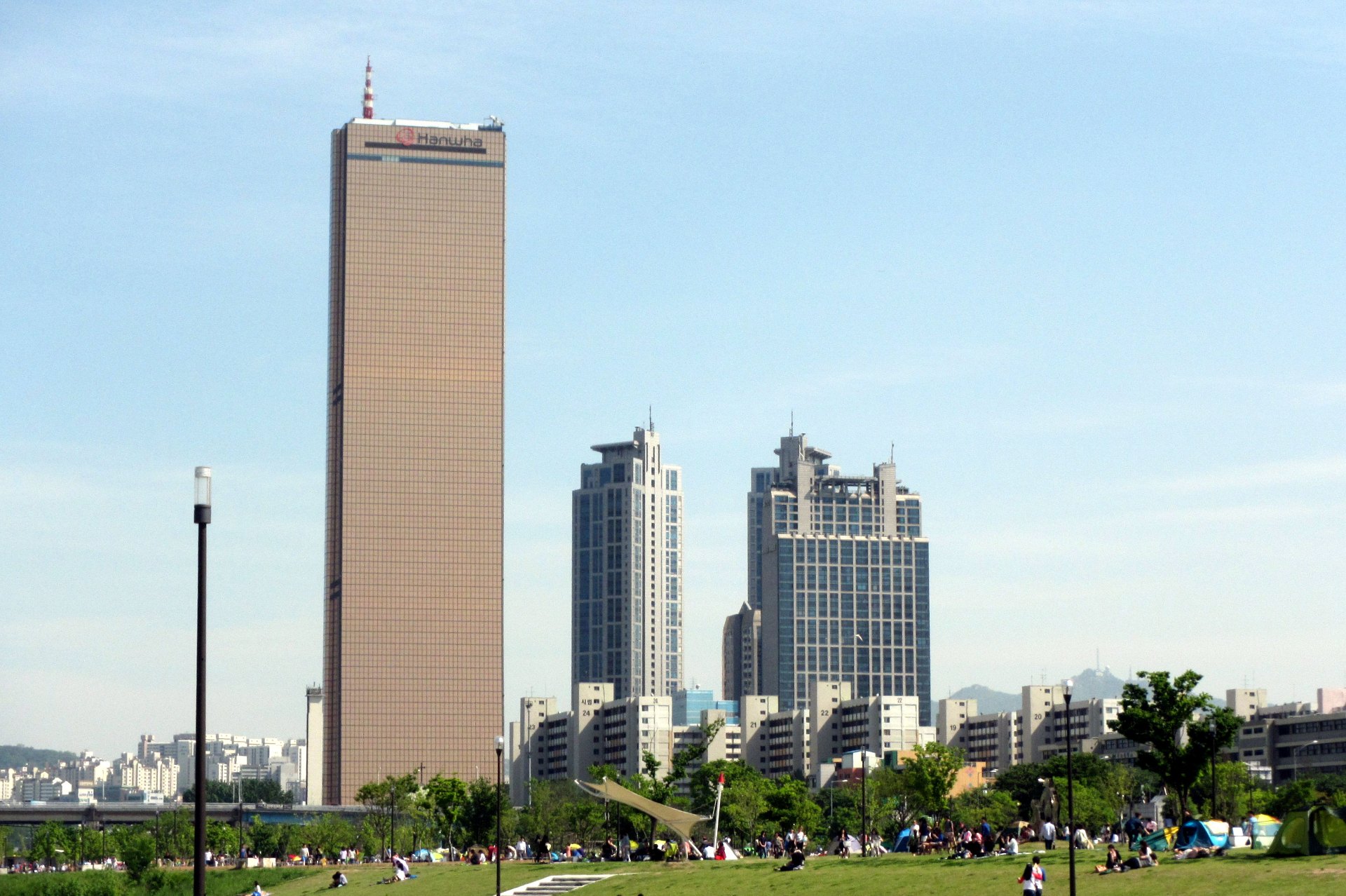 夜晚的汝矣島漢江公園與63大廈,煙火節的主要會場一帶