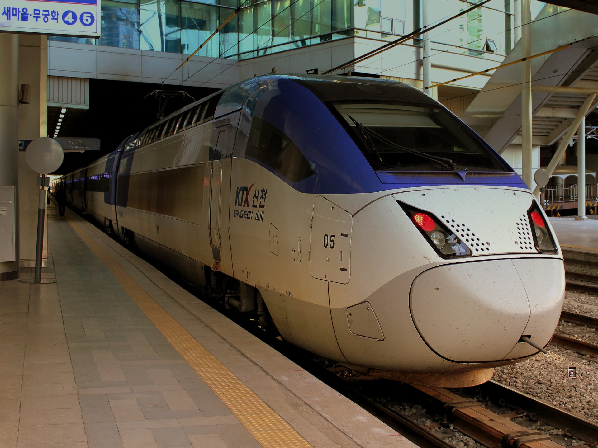 KOREAN RAIL KTX TRAIN AT BUSAN STATION SOUTH KOREA OCT 2012 (8176085968)