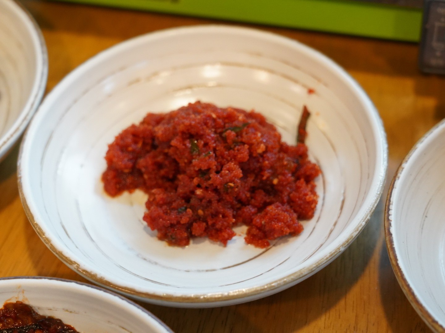 高高盛在盤子裡的紅色醃鯡魚卵