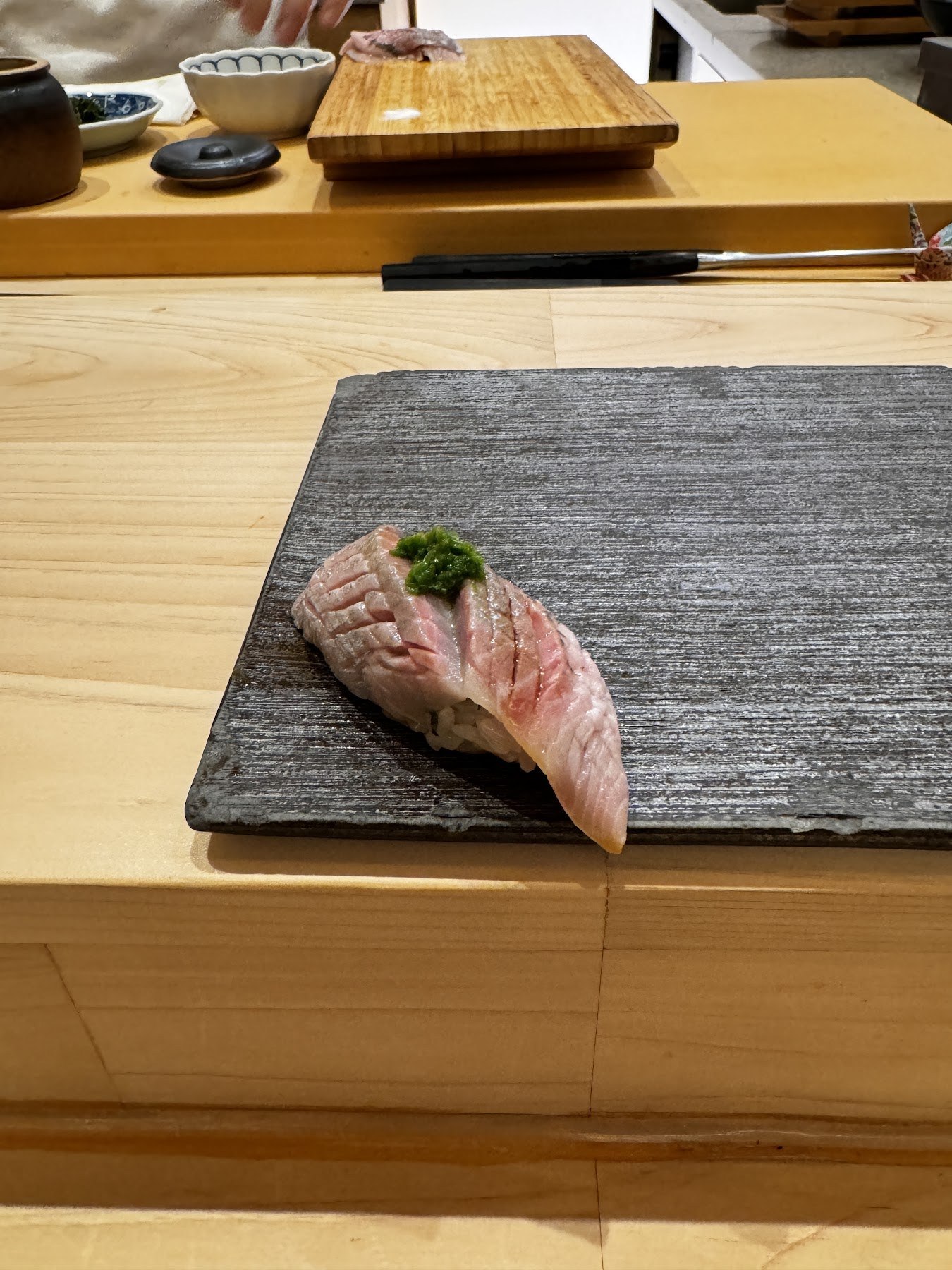 魚皮劃上刀紋、放上碎佐料的青背魚握壽司