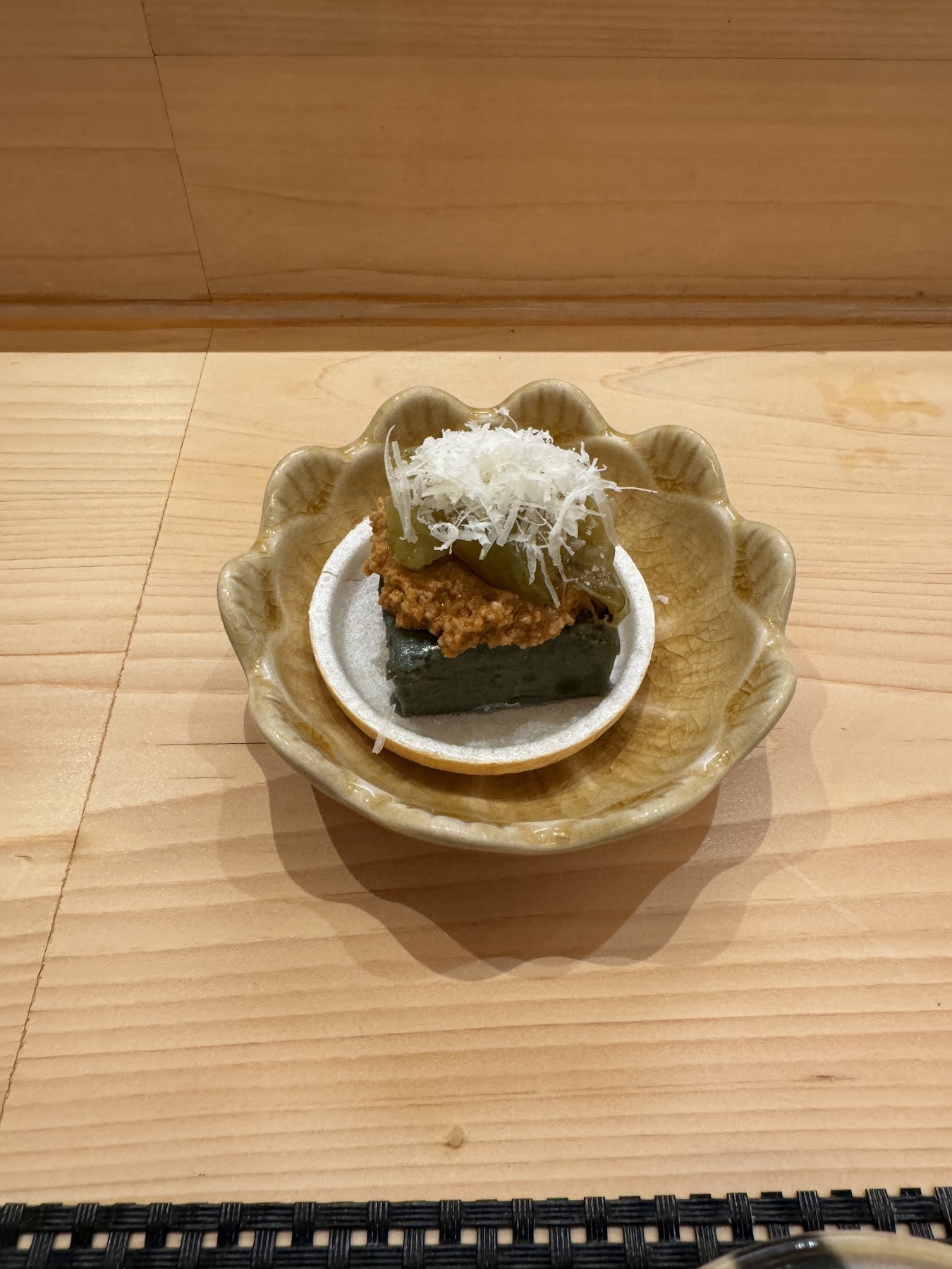 用海苔圍起、上面放了細絲的海膽軍艦