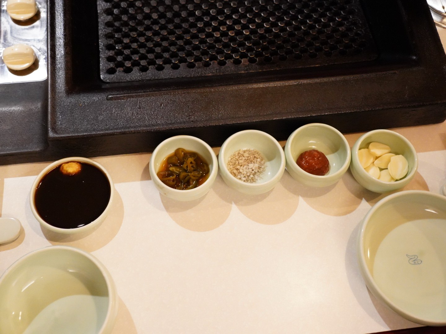 擺著醬油醬汁、生薑、鹽與調味料的鰻魚店桌面